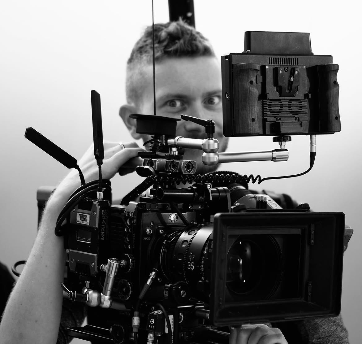 Thomas Gilbert operating a cinema camera on a L’Oréal commercial shoot